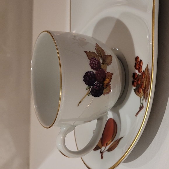 Vintage Royal worcester evesham gold trim teacup and saucer 11"×6 1/4" - Picture 3 of 6
